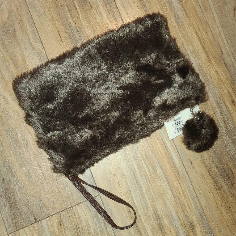 LAST CHANCEZ Moda Furry Clutch